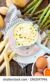 Sauce Hollandaise with fresh green and white asparagus