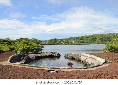 Savaii/Samoa_19 Aug 2019: Shower And Washing Clothes Often Happens In The Fresh Water Spring Pools And Rivers Around The House At Savai'i, Samoa. A Samoan Woman Shower Inside The Natural Pool. 