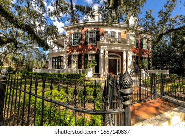 SAVANNAH, GA - MARCH, 2020: Exterior Views Of The Houses Along Savannah's Historic District, With Oak Tree Lined Streets This Area Is Charming During The Day But Said To Be Haunted At Night