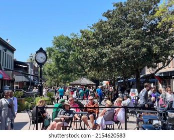 Savannah, Georgia, USA - March 27, 2022:  A Crowd Of People At City Market, A Popular Tourism Destination In The Historic District.