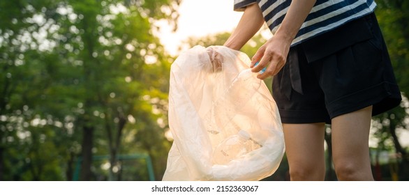 Save World. Volunteer Pick Up Trash At The Park. People Collect Hard-to-decompose Plastic Bottles To Prevent Harm To Animal. Earth Day, Environment Day. Greening The Planet And Reduce Global Warming