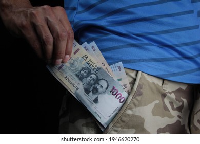 Saving 1000 and 500 Mexican pesos bills in the pants bag