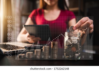 Einsparung von Geld mit Handsteckmünzen in Jugenglas und Rechner zur Berechnung des Haushaltskonzepts Finanzierung und Rechnungslegung 
