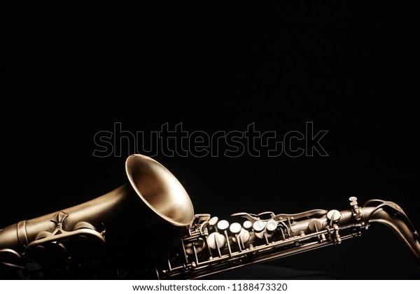 サクソフォンジャズ楽器 アルトサックス 黒い背景にサックスの楽器 の写真素材 今すぐ編集