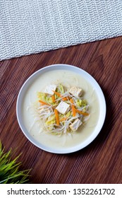 Sayur Tahu Tauge, An Indonesian Traditional Food Made Of Tofu, Bean Sprouts, Shredded Carrot, And Coconut Milk Gravy