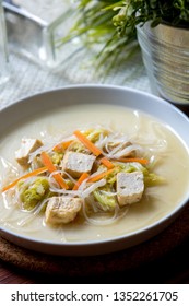 Sayur Tahu Tauge, An Indonesian Traditional Food Made Of Tofu, Bean Sprouts, Shredded Carrot, And Coconut Milk Gravy