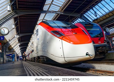 SBB Intercity Train At Zürich Main Railway Station With Platform On A Sunny Autumn Noon. Photo Taken October 3rd, 2022, Zurich, Switzerland.