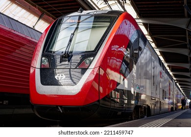 SBB Intercity Train At Zürich Main Railway Station With Platform On A Sunny Autumn Noon. Photo Taken October 3rd, 2022, Zurich, Switzerland.