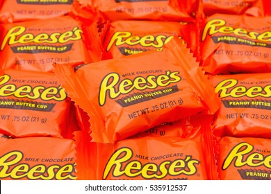 SC, USA Oct 2016. Illustrative Editorial Image Of Reese's Peanut Butter Cup Candy Background. Peanut Butter Cups Are A Favorite Snack Food In The USA And Are Used In A Lot Of Dessert Recipes 