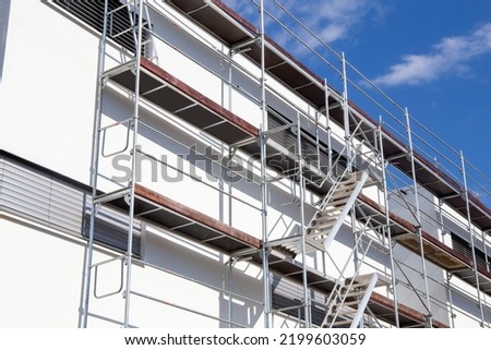 Scaffolding, Painting work: Scaffolding on a new apartment building with white facade painting