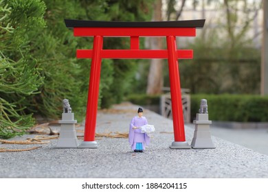 The Scale Of Figure Kannushi Men With Torii Gate