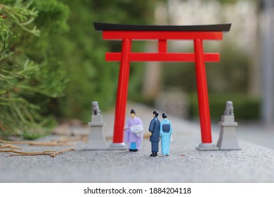 The Scale Of Figure Kannushi Men With Torii Gate