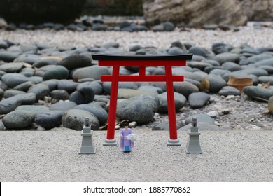 The Scale Of Figure Kannushi Men With Torii Gate