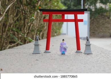 The Scale Of Figure Kannushi Men With Torii Gate