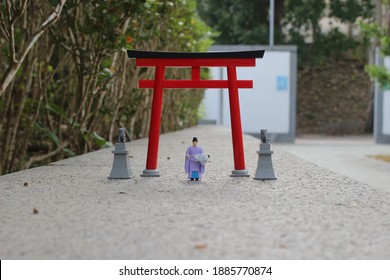 The Scale Of Figure Kannushi Men With Torii Gate