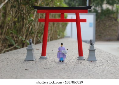 The Scale Of Figure Kannushi Men With Torii Gate