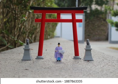 The Scale Of Figure Kannushi Men With Torii Gate