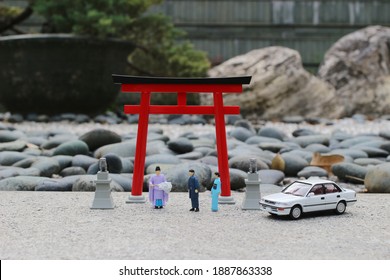 The Scale Of Figure Kannushi Men With Torii Gate