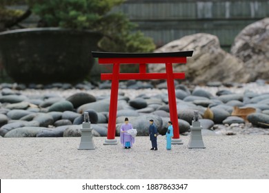 The Scale Of Figure Kannushi Men With Torii Gate