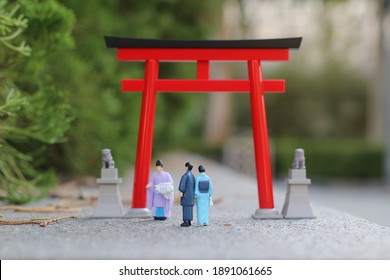 The Scale Of Figure Kannushi Men With Torii Gate