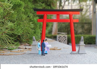 The Scale Of Figure Kannushi Men With Torii Gate