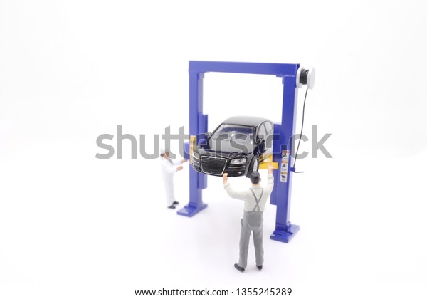 scale tiny of model\
Car lift with figure