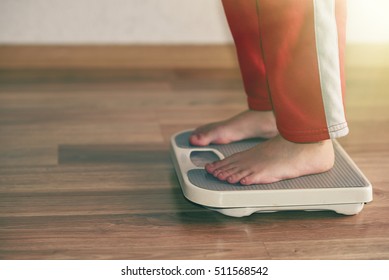 scales to measure the weight of the empty wooden floor