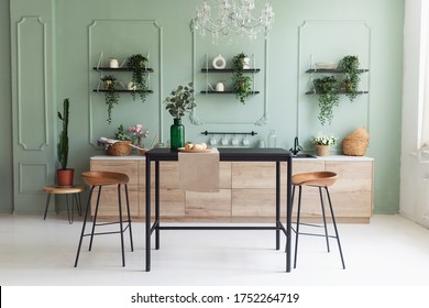 Klassische skandinavische Küche mit Holzdekor und Grünpflanzen, minimalistisches Innendesign. Echtes Foto. Dekor im Eco-Stil.