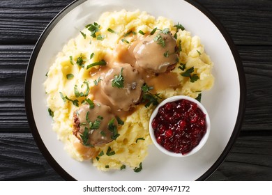 Skandinavischer Meatball Lihapullat mit Kartoffelbrei und Lachsbeermarmelade, Nahaufnahme eines Tellers auf dem Tisch. Horizontale Draufsicht oben