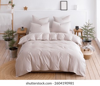 Dormitorio de estilo escandinavo con suelos de madera y muebles hechos a mano. La cama doble con cuatro almohadas está perfectamente compuesta con un edredón mullido en una funda nórdica beige. Foto de vista superior. Conveniente para la maqueta