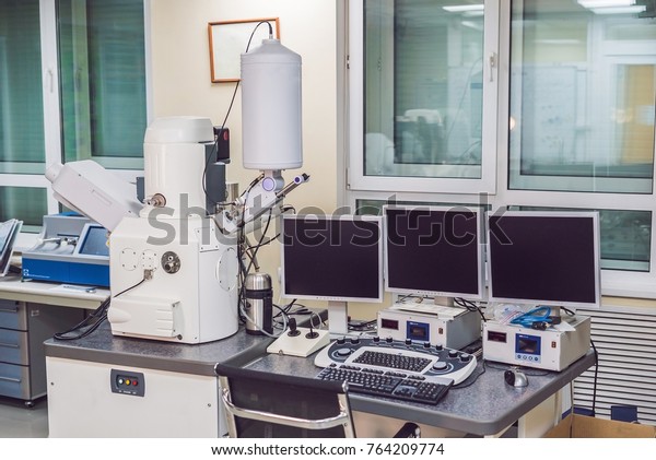 Scanning\
electron microscope microscope in a physical\
lab