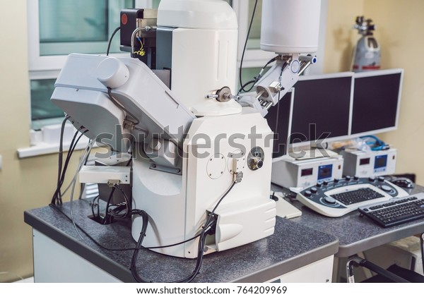 Scanning\
electron microscope microscope in a physical\
lab