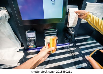 Scanning and paying for a vegetarian lunch at a self-service vending machine in a modern supermarket