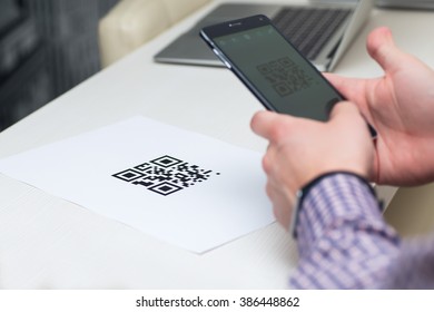 Scanning qr code with mobile smart phone