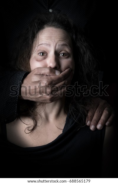 家庭内暴力の被害者 男性の手で口を覆うおびえた女性 の写真素材 今すぐ編集