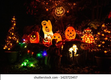 Schreckliche Halloween-Dekorationen im Freien bei nachts beleuchteter Decke