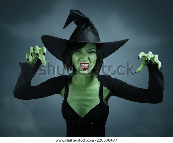 暗い背景に緑の肌を持つ怖い魔女が魔法を使う ハロウィーン ホラーテーマ の写真素材 今すぐ編集