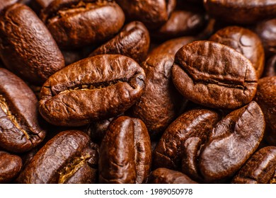 A scattering of roasted coffee beans macro shooting