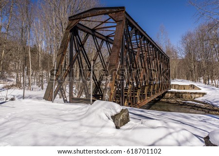 A scene of an abandoned quadrangular lattice through truss along the former Delaware and Hudson Railroad in Pennsylvania.