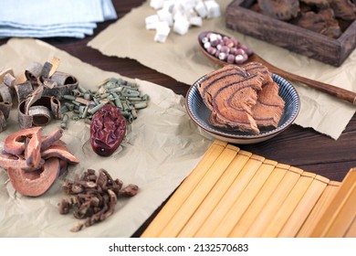Scene of Chinese herbal medicine grasping medicine