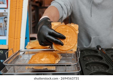 A scene of making 10-won bread. This bread originated in Gyeongju, Gyeongsangbuk-do. The Dabotap Pagoda, engraved on the 10-won coin, is a landmark of Gyeongju itself. (10 won.)