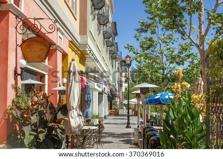 Scenery of the shopping street in West Palm Beach, Florida