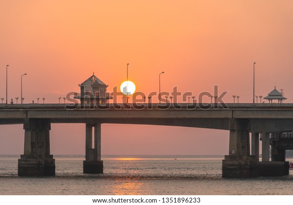 \
scenery sunset at Sarasin bridge. the bridge is the\
most important in making businesses. \
From the provinces to Phuket\
has traded a lot of money. This bridge linking the province of\
Phang Nga.\
 