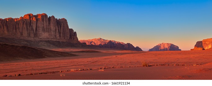 Schöner Sonnenuntergang in der Wadi Rum Wüste, Jordanien
