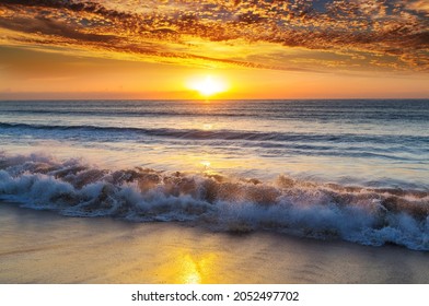 Schön bunter Sonnenuntergang an der Küste. Gut für Bildschirmhintergründe oder Hintergrundbilder. Schöne Naturlandschaften