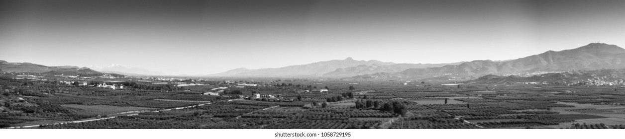 Landschaft mit Bauernhöfen und Bergen im Hintergrund, Griechenland