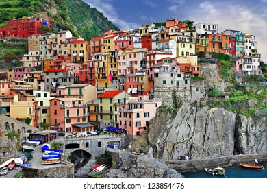 côte ligure pittoresque - village de pêcheurs de Monarolla avec des maisons colorées sur les rochers. lieu touristique célèbre et populaire 