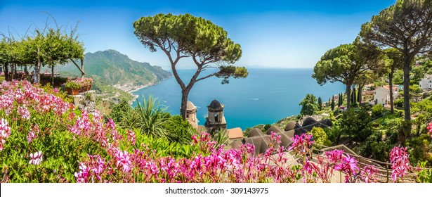 Живописный вид с открыткой на знаменитое побережье Амальфи с заливом Салерно из садов Villa Rufolo в Равелло, Кампания, Италия