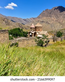Vista panorámica del paisaje del monasterio de San Stepanos en Irán, provincia de Azerbaiyán Oriental. Colorido y golpeado destino religioso y cultural de senderismo