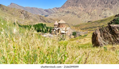 Vista panorámica del paisaje del monasterio de San Stepanos en Irán, provincia de Azerbaiyán Oriental. Colorido y golpeado destino religioso y cultural de senderismo